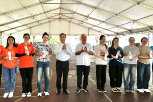 Lãnh đạo TPHCM thăm, động viên khối diễu hành công nhân và nông dân