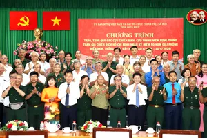 Trao quà tri ân các cựu chiến binh, thanh niên xung phong từng tham gia Chiến dịch Hồ Chí Minh