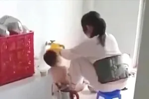 Người nhồi nhét thức ăn cho đứa bé là nhân viên nấu ăn của cơ sở mầm non tư thục Thu Sương