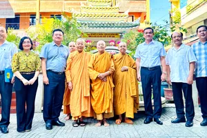 Trung tướng Lê Hồng Nam, Giám đốc Công an TPHCM thăm, tri ân Ni trưởng Thích Nữ Huỳnh Liên. Ảnh: CHÍ THẠCH