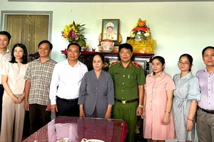 Chủ tịch UBND TPHCM Nguyễn Văn Được thăm hỏi gia đình các cá nhân tiêu biểu