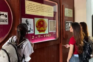 Khách tham quan Bảo tàng Hồ Chí Minh