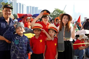 Hàng ngàn người đến sớm chờ xem lễ Tổng duyệt cấp Nhà nước diễu binh, diễu hành