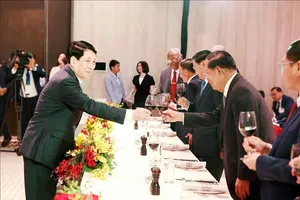 Chủ tịch nước Lương Cường chủ trì tiệc chiêu đãi các Trưởng đoàn khách quốc tế dự Lễ kỷ niệm 50 năm Ngày Giải phóng miền Nam, thống nhất đất nước. Ảnh: Lâm Khánh/TTXVN