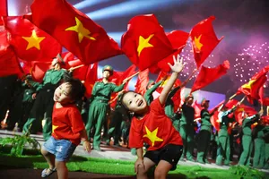 Các em nhỏ vui đùa trong ngày vui chung của đất nước. Ảnh: HẢI LONG