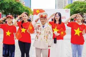 Cựu chiến binh cùng các bạn trẻ hòa mình trong các hoạt động chào mừng đại lễ. Ảnh: TAM NGUYÊN