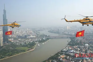 Cờ Tổ quốc, cờ Đảng tung bay trong ngày Đại lễ 30-4