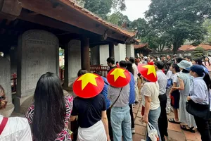 Khách du lịch tại Văn Miếu- Quốc Tử Giám (Hà Nội) trong dịp nghỉ lễ