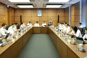 Đại biểu Quốc hội thảo luận tại tổ, chiều 8-5. Ảnh: QUANG PHÚC