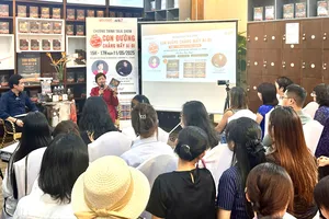 Tìm kiếm tình yêu và sự chữa lành từ "Con đường chẳng mấy ai đi"