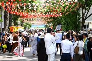 Phật tử tập trung ở chùa Quán Sứ chờ cung rước xá lợi Đức Phật