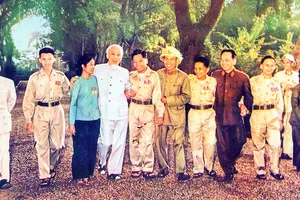 Bác vẫn cùng chúng cháu hành quân