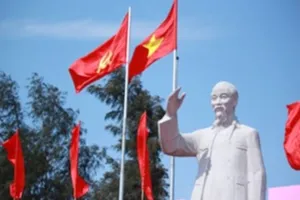 Tượng đài Bác Hồ trên đảo Cô Tô