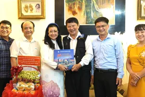 Thành ủy TPHCM thăm và tặng quà văn nghệ sĩ tiêu biểu