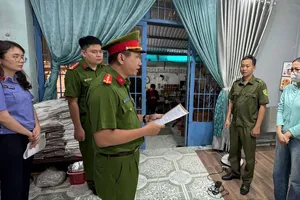 Khởi tố bị can Lương Thị Ánh Tuyết để điều tra về tội “Trốn thuế” và “Buôn lậu”.