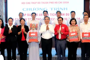 Đồng chí Nguyễn Phước Lộc, Phó Bí thư Thành ủy, Chủ tịch Ủy ban MTTQ Việt Nam TPHCM trao quà tri ân các Chủ tịch danh dự Chữ thập đỏ
