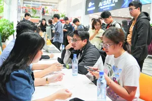 Sinh viên tìm kiếm cơ hội việc làm tại ngày hội. Ảnh: THANH HÙNG