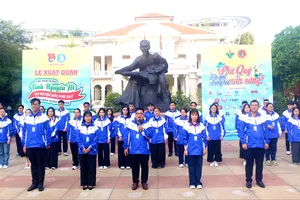 Các chiến sĩ tình nguyện trước giờ xuất quân đến huyện đảo Phú Quý sáng 15-6