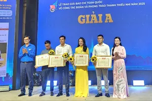 Đồng chí Bùi Quang Huy, Bí thư Thứ nhất Trung ương Đoàn trao giải cho các tác phẩm đoạt giải A. 