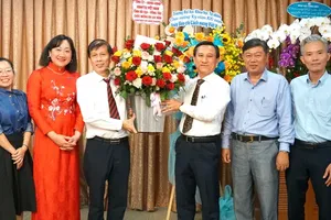 Đại diện lãnh đạo Tỉnh ủy - HĐND - UBND - UB MTTQ Việt Nam tỉnh Bà Rịa - Vũng Tàu tặng hoa chúc mừng Báo Sài Gòn Giải Phóng. Ảnh: VIỆT NGA