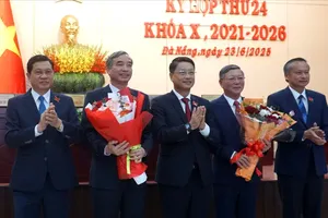 Lãnh đạo HĐND TP Đà Nẵng tặng hoa đồng chí Lê Trung Chinh và đồng chí Lê Văn Trung. Ảnh: XUÂN QUỲNH