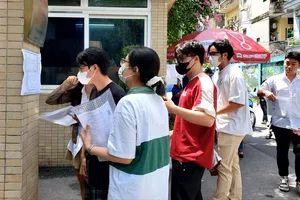 Thí sinh Hà Nội đến các điểm thi trong chiều 25-6 để làm thủ tục dự thi. Ảnh: HÀ NGUYỄN