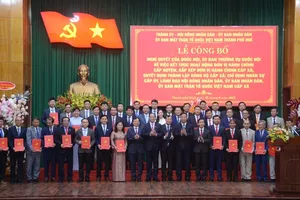 Lãnh đạo Trung ương và TP Huế chúc mừng Bí thư Đảng ủy các xã, phường mới sau sắp xếp