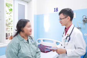 Bác sĩ đang thăm khám cho người bệnh