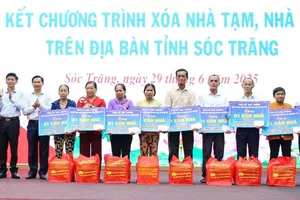 Lãnh đạo tỉnh Sóc Trăng (trước đây) trao hỗ trợ nhà ở cho người dân