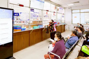 Người bệnh chờ lãnh thuốc BHYT tại Bệnh viện Nhân dân Gia Định, TPHCM 