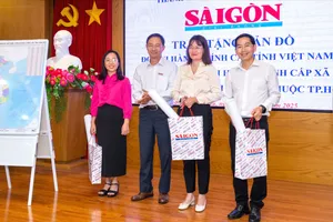 Nhà báo Trần Văn Phong tặng bản đồ cho cấp ủy, chính quyền các phường, xã trên địa bàn tỉnh Bà Rịa-Vũng Tàu (cũ)