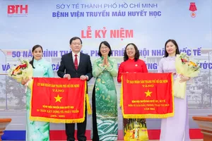 Phó Chủ tịch UBND TPHCM Trần Thị Diệu Thúy tặng cờ đua cho Bệnh viện Truyền máu huyết học TPHCM