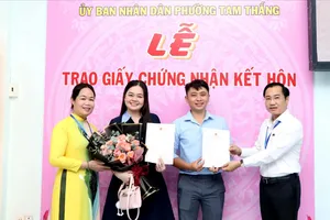 Phường Tam Thắng (TPHCM) trao giấy chứng nhận kết hôn cho cặp đôi