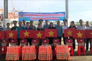 Bộ Tư lệnh Vùng Cảnh sát biển 3 tặng quà cho ngư dân tại Cảng cá Ba Tri mới. Ảnh: TÍN HUY