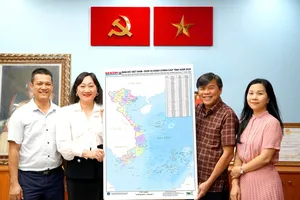 Báo SGGP tặng bản đồ cho các cơ quan tham mưu, giúp việc Thành ủy TPHCM
