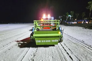 Thử nghiệm sàng cát tự động, thu rác thải ở Bãi Sau (TPHCM)