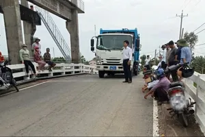 Người dân chặn không cho xe tập kết rác vào bãi rác An Hiệp (xã An Hiệp, tỉnh Vĩnh Long). Ảnh: NDCC