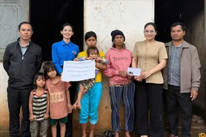 Trao 19 triệu đồng bạn đọc hỗ trợ gia đình bà Yech 