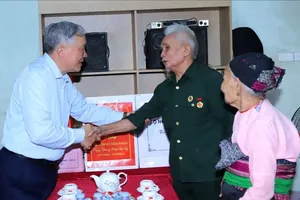 Phó Thủ tướng Thường trực Chính phủ Nguyễn Hòa Bình thăm, tặng quà các thương bệnh binh, gia đình chính sách tại Thanh Hóa