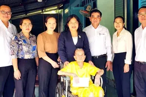 Phó Chủ tịch HĐND TPHCM Nguyễn Trường Nhật Phượng thăm, tặng quà các gia đình chính sách 