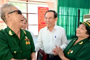 Bí thư Thành ủy TPHCM thăm các đồng chí thương binh, người có công
