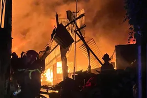 Cháy lớn tại kho phế liệu ở xã Bà Điểm