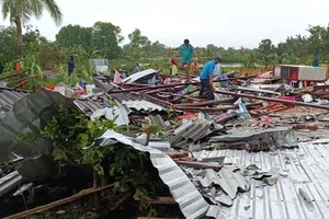 Lốc xoáy giật sập và tốc mái nhiều nhà tại Cà Mau