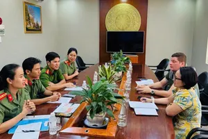 Phường Tam Thắng hỗ trợ người nước ngoài đăng ký định danh điện tử mức 2