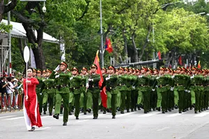 Hàng ngàn người dân đổ về Hồ Gươm xem lực lượng công an diễu hành