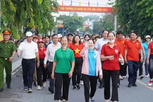 Hơn 1.500 người dân hưởng ứng chương trình Cùng Việt Nam tiến bước