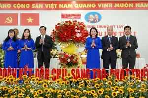 Đồng chí Dương Trọng Hiếu, Phó Trưởng ban Thường trực Ban Tổ chức Thành ủy TPHCM tặng hoa chúc mừng đại hội