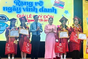 Đại diện Ban Tổ chức trao giải thưởng thủ khoa khối THCS