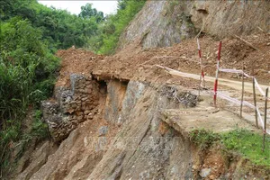 Nghệ An: Quốc lộ 16 xảy ra sạt lở, sụt trượt khiến tuyến đường bị chia cắt, giao thông tê liệt