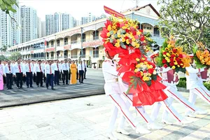 Đoàn đại biểu dự Đại hội Đảng bộ UBND TPHCM dâng hoa Chủ tịch Hồ Chí Minh